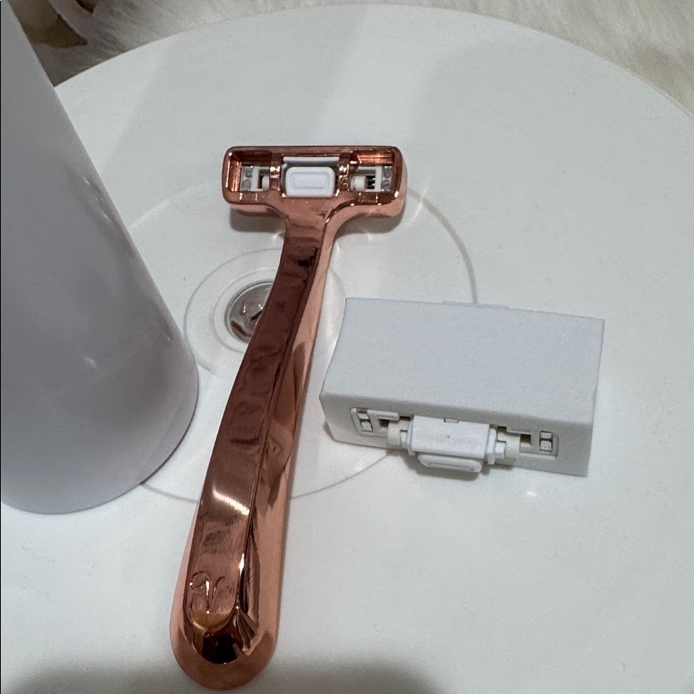 Rose Gold Razor - Picture 2 of 3